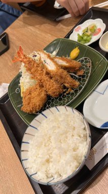 Öğle yemeği için Tonkatsu hazır.