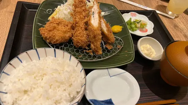 Öğle yemeği için Tonkatsu hazır.