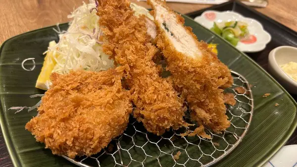 Öğle yemeği için Tonkatsu hazır.