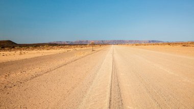 Denizde kum tepeleri olan bir panorama.