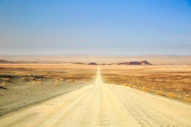 Denizde kum tepeleri olan bir panorama.