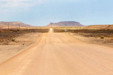 Denizde kum tepeleri olan bir panorama.