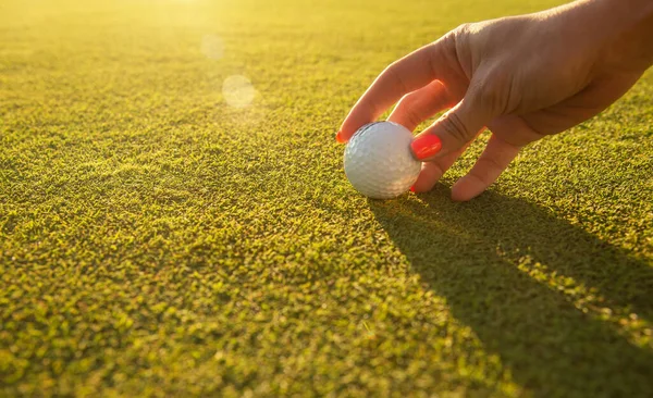 高尔夫球手在高尔夫球杆的草地上握住高尔夫球的女人的手高尔夫锦标赛背景 — 图库照片