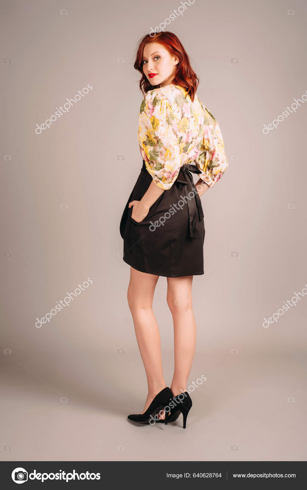 Γυναικεία Μόδα Redhead Κυρία Κομψό Μίνι Βραδινό Φόρεμα Μακριά Κίτρινα —  Φωτογραφία Αρχείου © Stylish_Pics #640628764