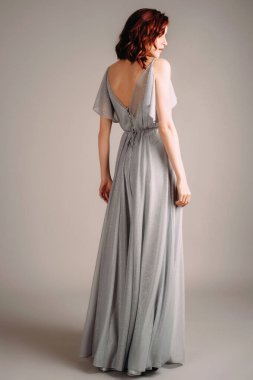 Toz mavisi elbiseli güzel bir kadın. Stüdyoda yüksek topuklu ayakkabılarla dans eden gecelikli kızıl kadının stüdyo portresi. Bekarlığa veda partisi için nedime kıyafeti, dikiz aynası..