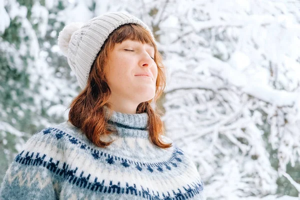 Зимний Портрет Женщины Теплой Шляпе Свитере Фоне Снежного Леса — стоковое фото