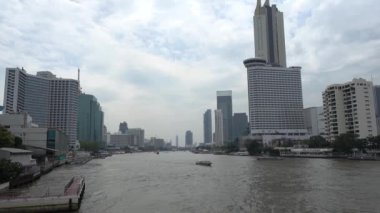 Bangkok 'taki Chao Phraya Nehri' nin manzarası Bangkok 'ta tekne trafiği için kullanılan bir nehirdir..