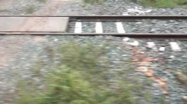 Tren hızla ıslık çalarken demiryolu..