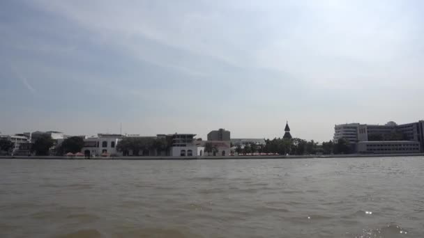 バンコクのチャオプラヤー川の風景バンコクの船の交通に使われる川です — ストック動画