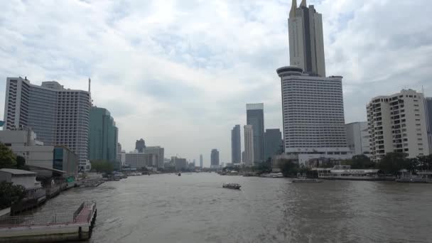 曼谷朝弗拉亚河的风景是一条在曼谷用于船只航行的河流 — 图库视频影像