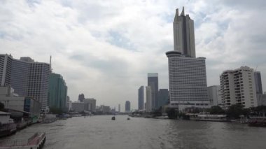 Bangkok 'taki Chao Phraya Nehri' nin manzarası Bangkok 'ta tekne trafiği için kullanılan bir nehirdir..