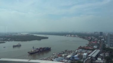 Chao Phraya Nehri 'nin manzarası ve Samut Prakan şehrinin manzarası Tayland ticaret gemilerinin denizlerine açılan kapılardır..