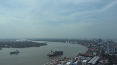 Chao Phraya Nehri 'nin manzarası ve Samut Prakan şehrinin manzarası Tayland ticaret gemilerinin denizlerine açılan kapılardır..