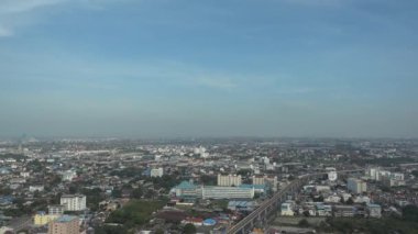 Chao Phraya Nehri 'nin manzarası ve Samut Prakan şehrinin manzarası Tayland ticaret gemilerinin denizlerine açılan kapılardır..