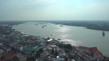Chao Phraya Nehri 'nin manzarası ve Samut Prakan şehrinin manzarası Tayland ticaret gemilerinin denizlerine açılan kapılardır..
