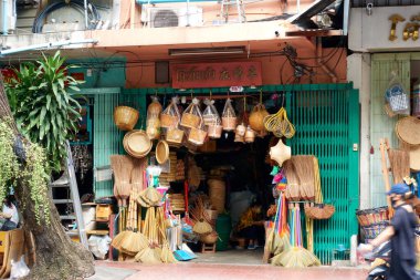 BANGKOK THAILAND-07 Kasım 2022 Bambu dükkanı çeşitli dokuma makineleri Bangkok 'un eski kasabasının ortasında bir antikacı. BANGKOK THAILAND-07 Kasım 2025