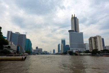 Bangkok 'taki Chao Phraya Nehri' nin manzarası Nehirde trafik ve turizm var.