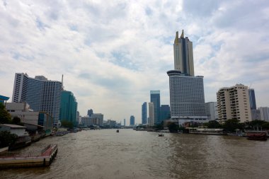 Bangkok 'taki Chao Phraya Nehri' nin manzarası Nehirde trafik ve turizm var.