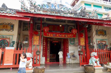 BANGKOK THAILAND-07 Kasım 2022 Chu Si Kong Tapınağı Küçük Pazar Ya da Soon Heng Kiang Cheng Shui Cho Kong Biaw Tad Lad Ah Talat Noi Yaowarat bölgesinde yaklaşık 200 yıllık eski bir türbe.