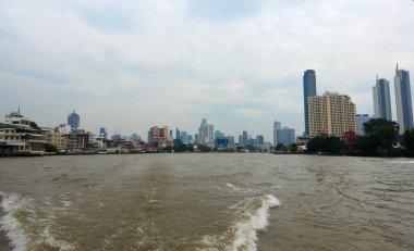 Bangkok 'taki Chao Phraya Nehri' nin manzarası Nehirde trafik ve turizm var.