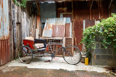 Eski zamanlarda yolcuları taşımak için kullanılan eski bir bisiklet..