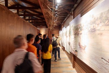 SAMUT PRAKAN THAILAND-08 Kasım 2022 Samut Prakan Öğrenme Parkı ve Kulesi. Turistler, güçlendirilmiş deniz kenti hikayesinin izini sürüyorlar. çeşitli sergiler aracılığıyla geçmişten bugüne.