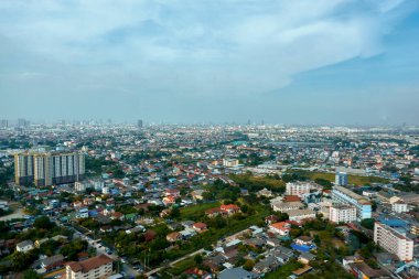 Chao Phraya Nehri 'nin manzarası ve Samut Prakan şehrinin manzarası Tayland ticaret gemilerinin denizlerine açılan kapılardır..
