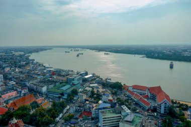 Chao Phraya Nehri 'nin manzarası ve Samut Prakan şehrinin manzarası Tayland ticaret gemilerinin denizlerine açılan kapılardır..