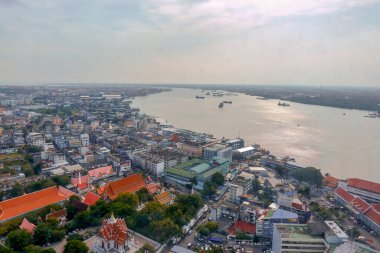 Chao Phraya Nehri 'nin manzarası ve Samut Prakan şehrinin manzarası Tayland ticaret gemilerinin denizlerine açılan kapılardır..