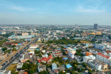 Chao Phraya Nehri 'nin manzarası ve Samut Prakan şehrinin manzarası Tayland ticaret gemilerinin denizlerine açılan kapılardır..