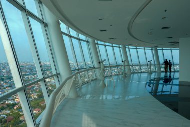 SAMUT PRAKAN THAILAND-08 Kasım 2022 Samut Prakan Öğrenme Parkı ve Kulesi. Turistler, güçlendirilmiş deniz kenti hikayesinin izini sürüyorlar. çeşitli sergiler aracılığıyla geçmişten bugüne.