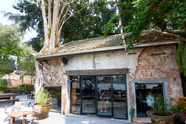 BANGKOK THAILAND-09 Kasım 2022 'de Bangkok' un Talad Noi bölgesi antik bir Çin mimari binası şimdi bir kafe ve turist konaklama merkezi olarak inşa ediliyor..