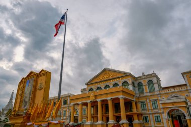 BANGKOK THAILAND-26 Nisan 2022: Tayland Savunma Bakanlığı binası eski bir Avrupa mimari sarı binasıdır..