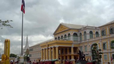Tayland Savunma Bakanlığı binası bu binanın önünde Tayland tabelası olan sarı bir Avrupa tarzı binadır. Yani Savunma Bakanlığı..