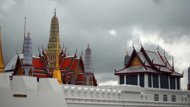 バンコクのタイ語の名前で要塞Roamjai翼壁エリアの王宮とエメラルド仏の寺院の風景 曇りの日には この地域はタイで最も人気のある観光地の一つです — ストック動画