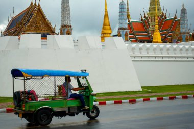 Bu bölgede bulutlu bir günde Bangkok 'taki Büyük Saray ve Zümrüt Buda Tapınağı' nın manzarası Tayland 'ın en popüler turistik yerlerinden biridir..