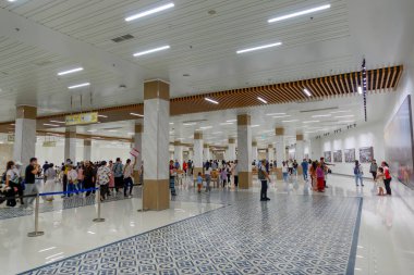 BANGKOK THAILAND-26 Nisan 2022: Bangkok Grand Palace 'ın büyük bodrumu, yukarıdaki caddelerde yürüyen turistlerin rahatlığı için inşa edilmiştir..