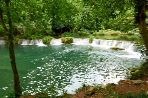 Vízesésben Patakok Patakok Folynak Mint Kis Vízesések Erdőben — Stock Fotó