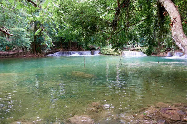Vízesésben Patakok Patakok Folynak Mint Kis Vízesések Erdőben — Stock Fotó