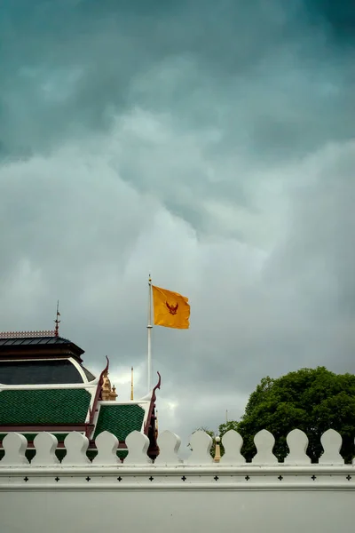 曼谷的大殿和翡翠佛寺是泰国最受欢迎的旅游胜地之一 多云的天气笼罩着整个地区 — 图库照片