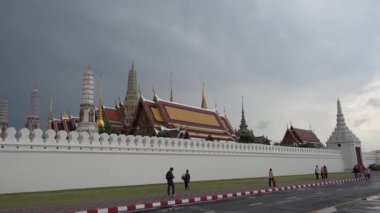 BANGKOK THAILAND-26 Nisan 2022: Bangkok 'taki Büyük Saray ve Zümrüt Buda Tapınağı' nın manzarası, bu bölge üzerindeki bulutlu bir günde Tayland 'ın en popüler turistik yerlerinden biridir..