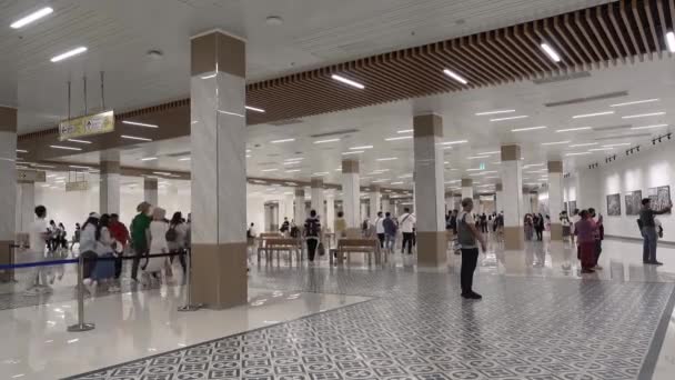 バンコクタイ April 2022 上記の通りをさまざまな観光地へと歩く観光客の利便性のために建設された バンコク大宮殿の大きな地下 — ストック動画