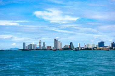 Gündüz vakti Pattaya Körfezi ve Pattaya şehrinin manzarası körfeze demirlemiş sürat tekneleri ile birlikte..