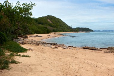 Denizin manzarası, kayalık plaj ve dağlar..