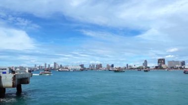 PATTAYA CHONBURI THAILAND-05 Eylül 2023: Pattaya Körfezi ve Pattaya şehrinin gündüz manzarası körfezde demirli sürat tekneleri.