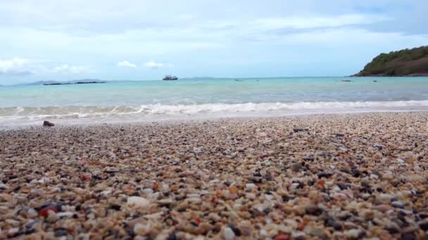 Paisagem Praia Rochosa Mar Com Montanhas Ilhas Distantes Céu Azul — Vídeo de Stock