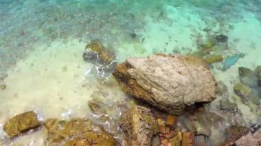 Uzak dağlar ve adalarla kayalık sahil ve denizin manzarası, mavi gökyüzü..