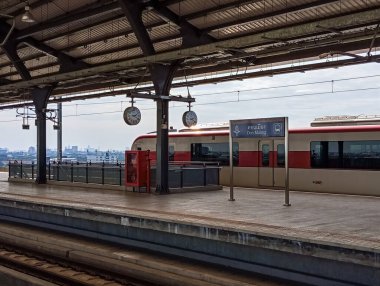 BANGKOK THAILAND 26 Kasım 2023: SRT Koyu Kırmızı Hat (Don Mueang İstasyonu) 