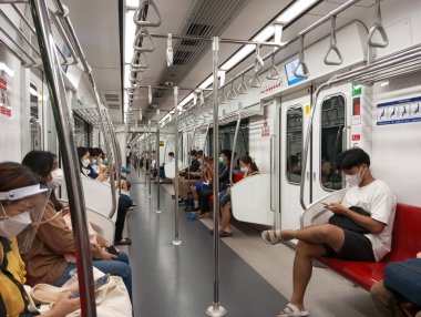 BANGKOK THAILAND 26 Kasım 2023: SRT Koyu Kırmızı Hat (Don Mueang İstasyonu) 