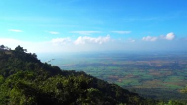 Dağ manzarası, pirinç tarlalarıyla yerin çok üstünde görünüyor..